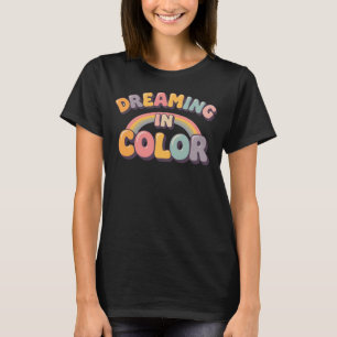Camiseta Tipografía Retro Arcoíris Soñando en Color