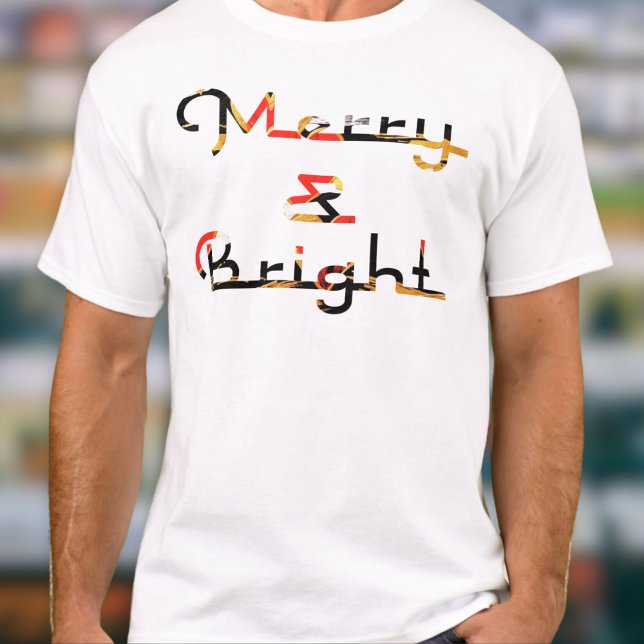 Camiseta Tipografía Retro Cool Merry & Bright Navidad (A men's Christmas t-shirt with 'Merry & Bright' words in a colorful retro style)