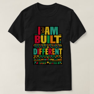 Camiseta Tipografía Retro 'Estoy Construido Diferente'