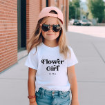 Camiseta Tipografía simple retro boho | Niña Flor<br><div class="desc">Esta moderna y sencilla camiseta muestra las palabras "Flower Girl" en una tipografía negra retro,  junto con un espacio para su nombre,  y es el regalo perfecto para los miembros de tu fiesta nupcial.</div>