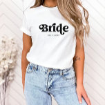 Camiseta Tipografía simple retro boho | Novia<br><div class="desc">Esta camiseta moderna y sencilla muestra la palabra "novia" en una tipografía negra retro,  junto con un espacio para su nombre.</div>