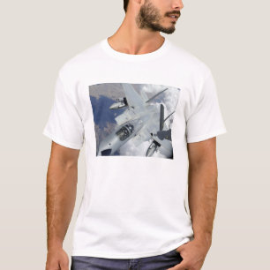 Camiseta Tirones de un F-15 Eagle lejos de un KC-135