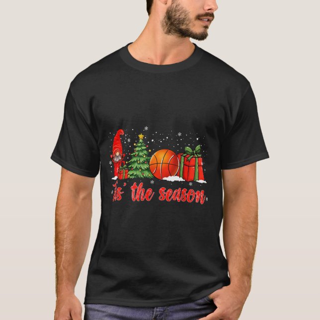 Camiseta Tis The Season Basketball Coffee Xmas Tree Gnome C (Anverso)