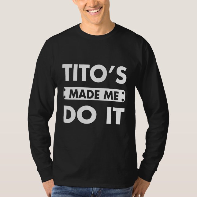 Camiseta Tito me hizo hacerlo bebiendo alcohol de vodka (Anverso)
