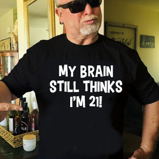 Camiseta Título: ¡Mi cerebro todavía piensa que tengo 21 añ