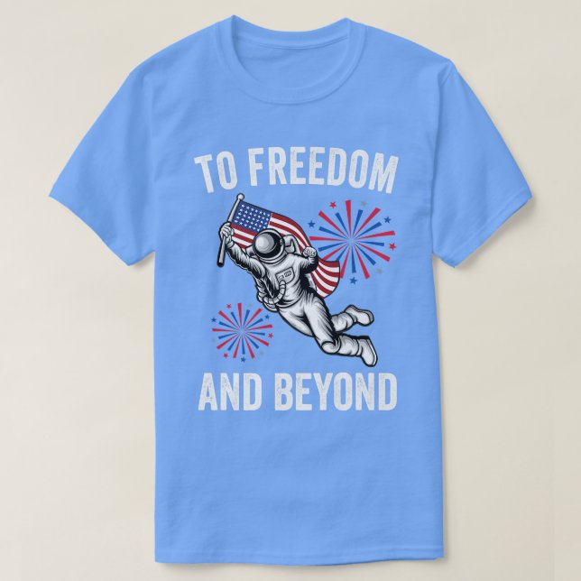 Camiseta To Freedom And Beyond American Flag Astronaut 4th  (Diseño del anverso)