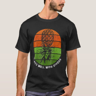 Camiseta Toca bien con otros piña al revés
