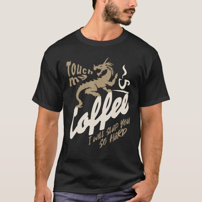 CAMISETA TOCA MI CAFÉ TE DARÉ UNA COPA TAN DURA. (Anverso)