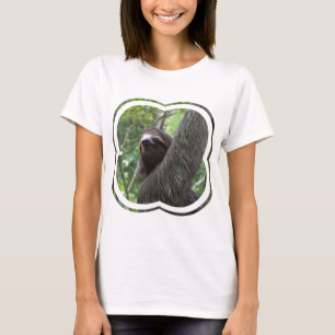 Camiseta tocada con la punta del pie de dos