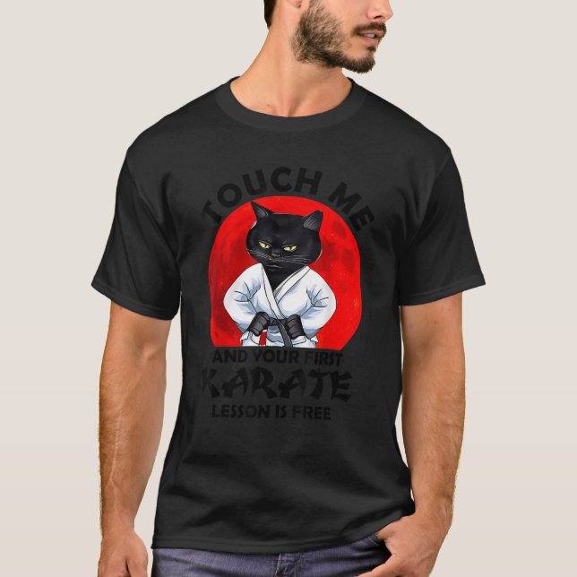 Camiseta Tócame y tu primera lección de karate es gato grat (Anverso)