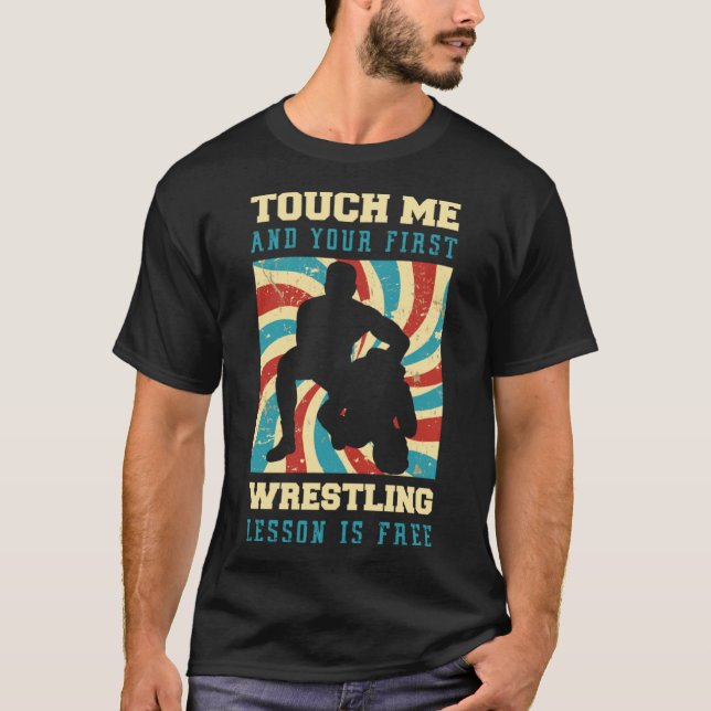 Camiseta Tócame y tu primera lección de lucha libre es grat (Anverso)
