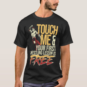Camiseta Tócame y tu primera lección de lucha libre es grat