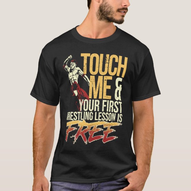 Camiseta Tócame y tu primera lección de lucha libre es grat (Anverso)