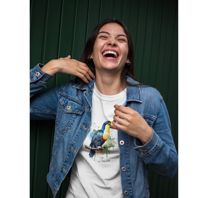 Camiseta tocan colorido sentado en una rama (Subido por el creador)