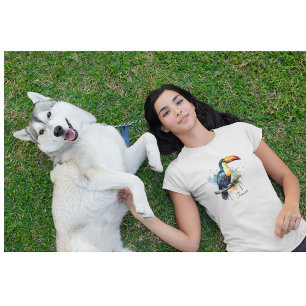 Camiseta tocan colorido sentado en una rama