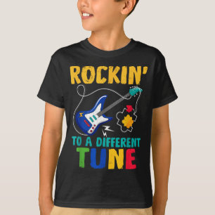 Camiseta Tocando una canción diferente música de guitarra a