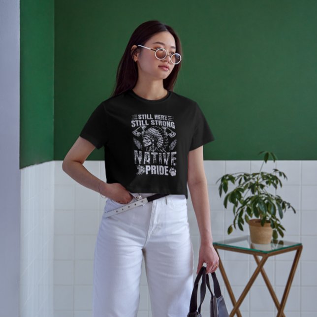 Camiseta Todavía aquí, todavía fuerte, orgullo nativo (Subido por el creador)