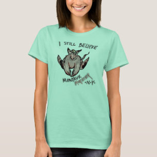 Camiseta Todavía creo que Montauk Monster Tee