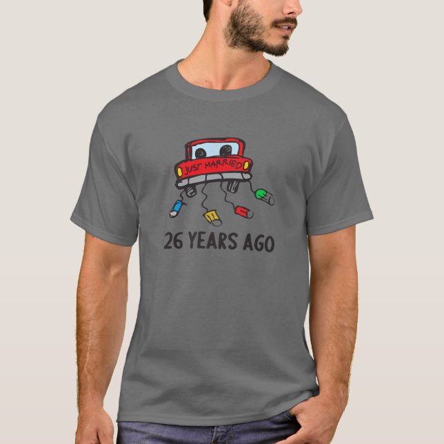 Camiseta Todavía Hacemos 26 Años Para Que Las Parejas Sean  (Anverso)