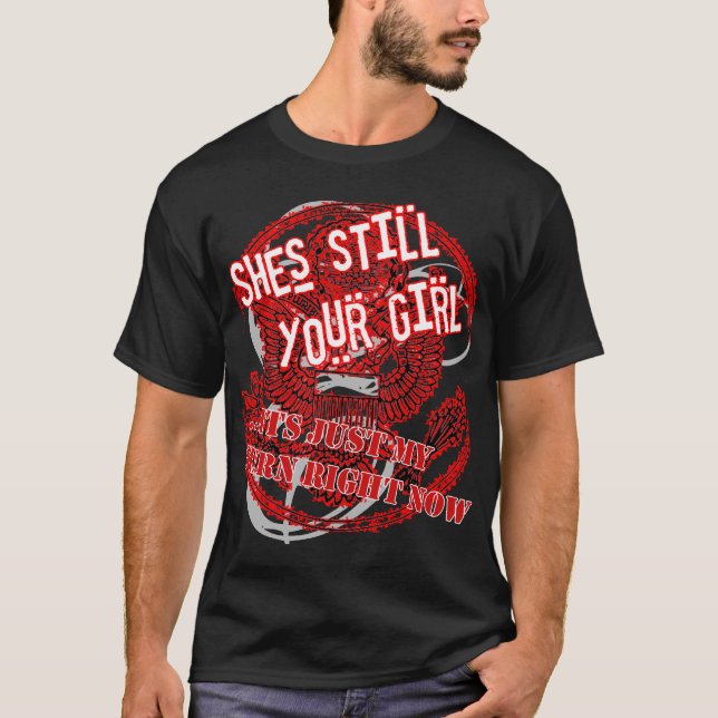 CAMISETA TODAVÍA SHES SU CHICA (Anverso)