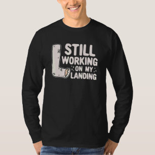 Camiseta Todavía trabajando en mi fractura de pierna de ate