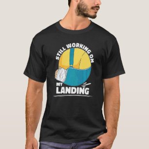 Camiseta Todavía trabajando en mi fractura del brazo al ate