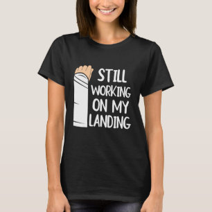 Camiseta Todavía trabajando en mi fractura del brazo de ate