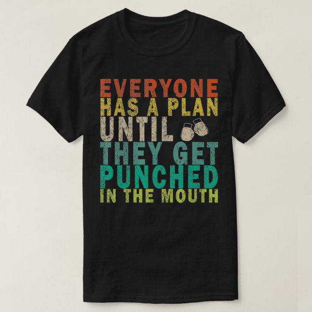 Camiseta Todo el mundo tiene un plan hasta que se les mete  (Diseño del anverso)