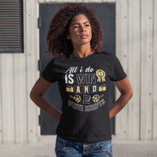 Camiseta Todo lo que hago es ganar y escribir guiones - Gra