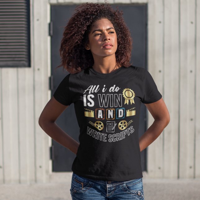 Camiseta Todo lo que hago es ganar y escribir guiones - Gra (Subido por el creador)