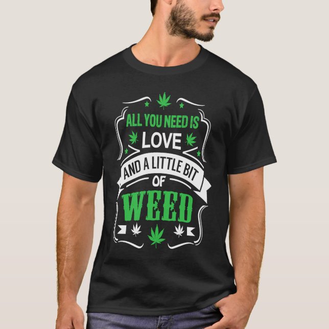 Camiseta Todo lo que necesitas es amor y un poco de hierba (Anverso)