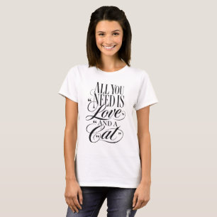Camiseta Todo lo que necesitas es amor y una tipografía de 