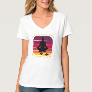 CAMISETA TODO LO QUE NECESITO ES AMOR, YOGA Y UN PERRO.