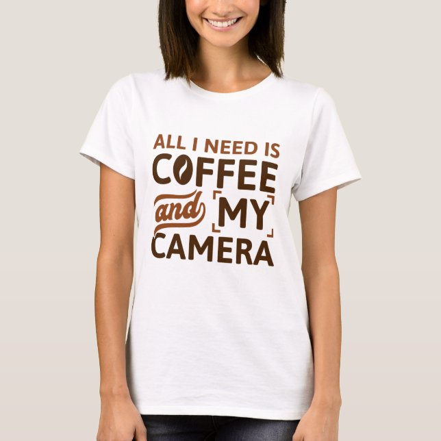 Camiseta Todo Lo Que Necesito Es Café Y Mi Cámara (Anverso)