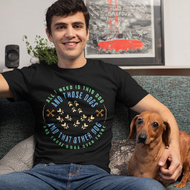 Camiseta Todo lo que necesito es este perro y esos perros y