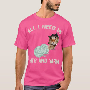 Camiseta Todo lo que necesito son gatos y hilo divertido pa