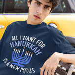 Camiseta Todo lo que quiero para Hanukkah es un nuevo presi<br><div class="desc">Todo lo que quiero para Hanukkah es un nuevo POTUS. Un nuevo presidente sería un gran regalo para esta persona judía. Un buen judaísmo antiTrump presente para un judío que quiere destituir a Donald Trump. Resistir con este diseño político para Chanukah.</div>
