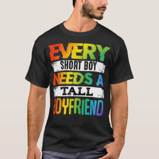 Camiseta Todo niño corto necesita un amigo de peluche LGBT 