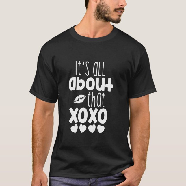 Camiseta Todo se trata de que XOXO ama a los abrazos y beso (Anverso)