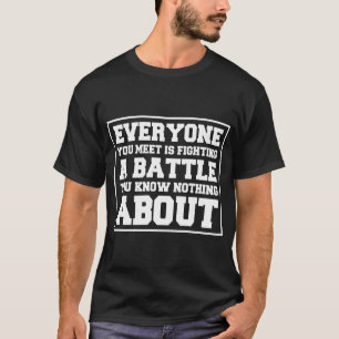 Camiseta Todos Con Los Que Te Encuentras Están Luchando Una