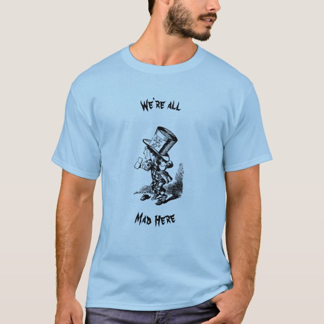 Camiseta Todos estamos locos aquí con la camiseta. (Anverso)