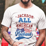 Camiseta Todos los esposos americanos 4 de julio familia pa<br><div class="desc">Celebremos el 4 de julio con esta camiseta patriótica que incluye la frase "Todo el marido americano" en fuentes de estilo retro rojo y azul claro sobre la emblemática bandera de las estrellas y rayas de Estados Unidos. Fácilmente personalizable con tu nombre, esta camiseta es perfecta para cualquier fiesta del...</div>