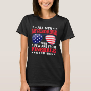 Camiseta Todos los hombres son creados igual a Pinedale Wyo