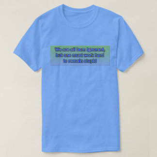 Camiseta Todos nacemos ignorantes Camisas Oscuras Básicas