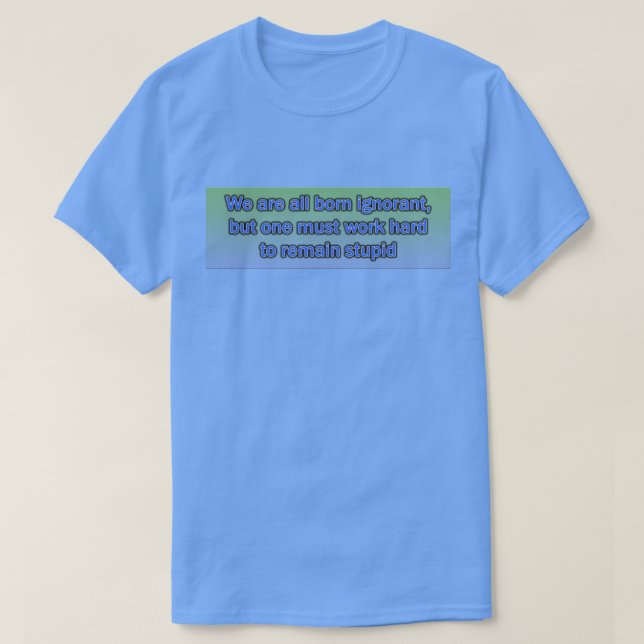 Camiseta Todos nacemos ignorantes Camisas Oscuras Básicas (Diseño del anverso)