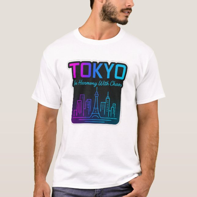 Camiseta Tokyo In Harmony With Chaos – Neon Skyline Art (Anverso)