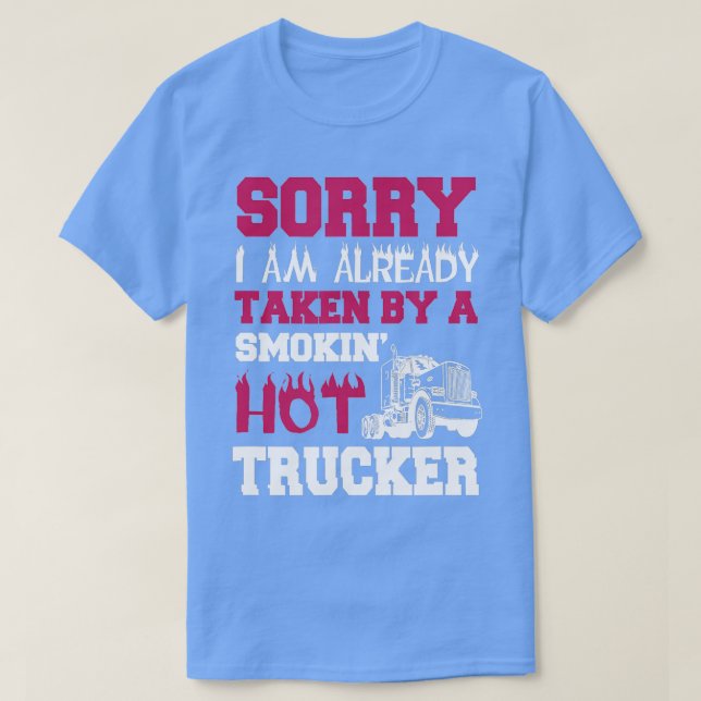 Camiseta Tomada Por Smokin Hot Trucker Truck Driver Wife (Diseño del anverso)