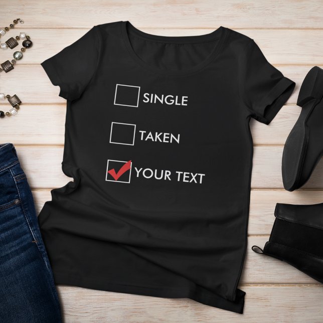 Camiseta Tomado único (Su Texto) (A woman in a black shirt with check boxes labeled "single," "taken," and "your text.")