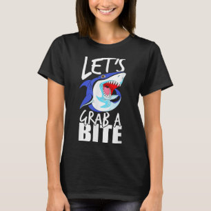 Camiseta Tomemos Un Humor Gráfico De Tiburones Mordidos Sar