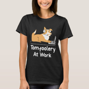Camiseta Tomfoolería en perro de trabajo trabajando en lapt
